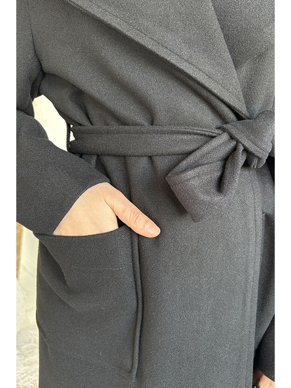 Siyah Bel Kuşaklı İç Astarlı Kapüşonlu Tesettür Kaban-9