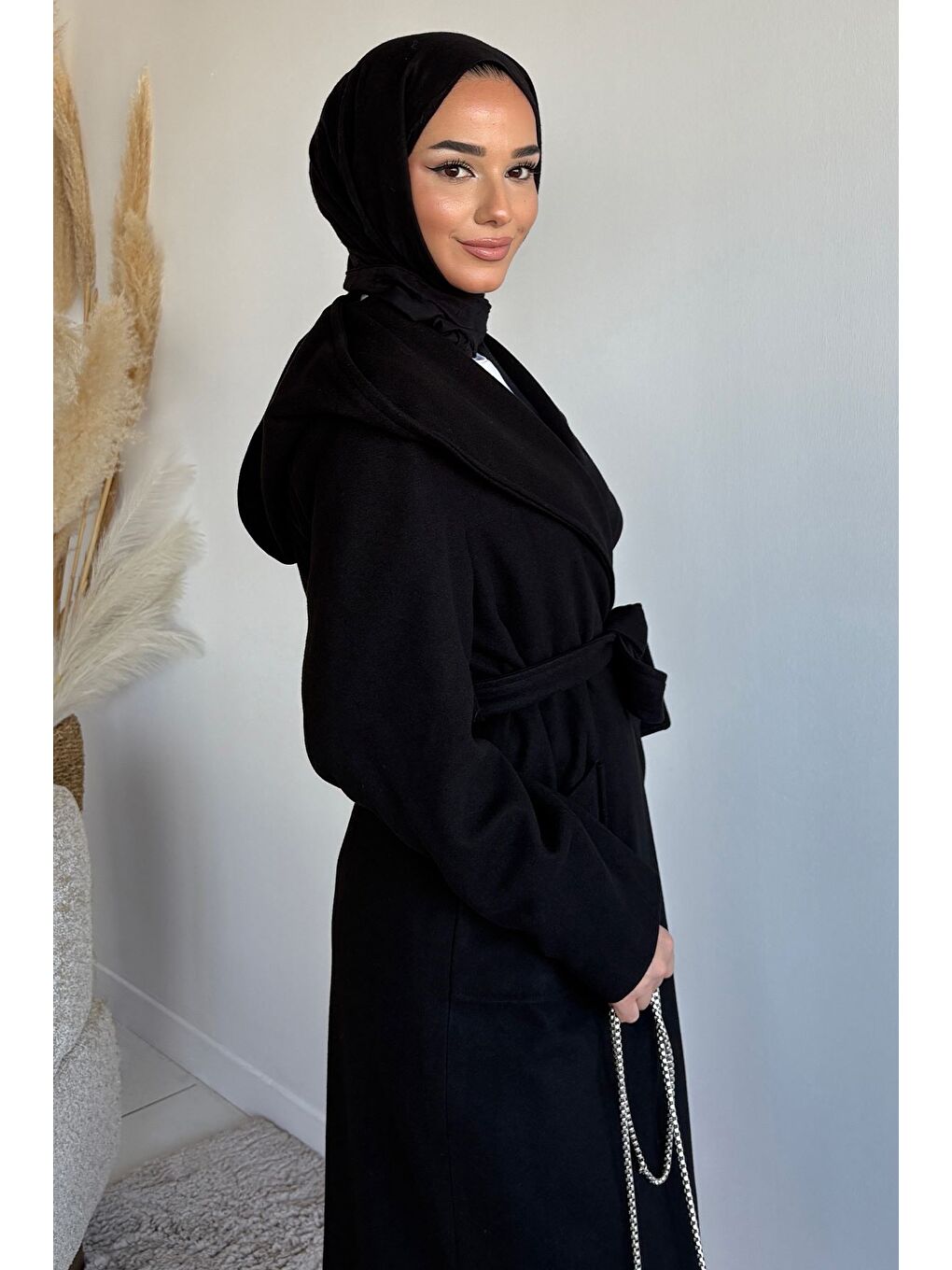 Siyah Bel Kuşaklı İç Astarlı Kapüşonlu Tesettür Kaban-11