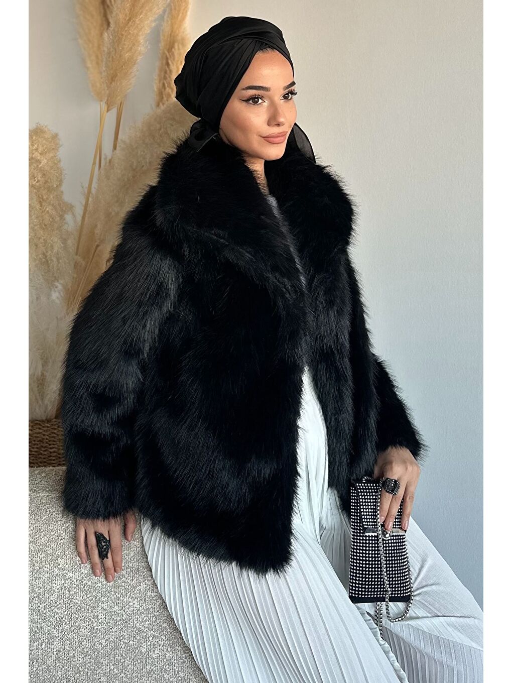 Siyah İç Astarlı Çift Cepli Kürklü Tesettür Mont-1