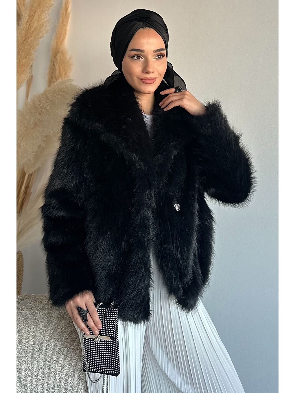 Siyah İç Astarlı Çift Cepli Kürklü Tesettür Mont-4