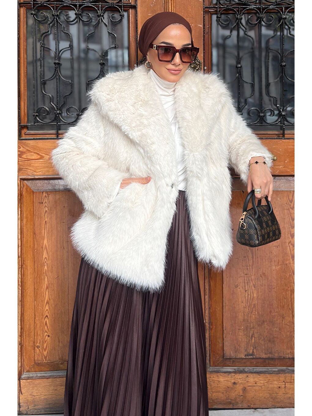 Ekru İç Astarlı Çift Cepli Kürklü Tesettür Mont-1