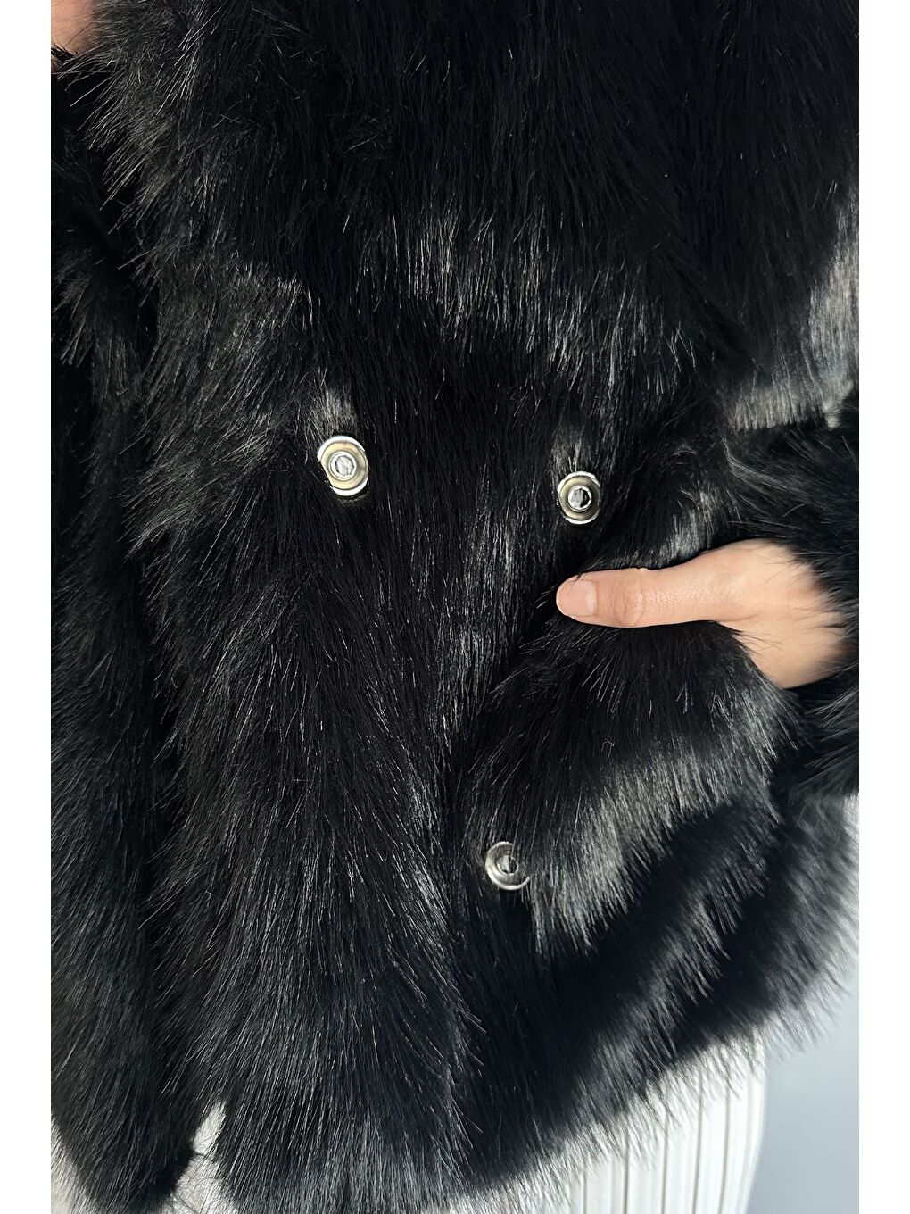 Siyah İç Astarlı Çift Cepli Kürklü Tesettür Mont-6
