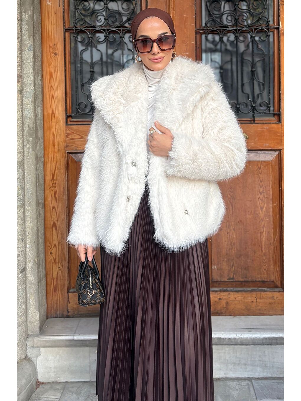 Ekru İç Astarlı Çift Cepli Kürklü Tesettür Mont-4