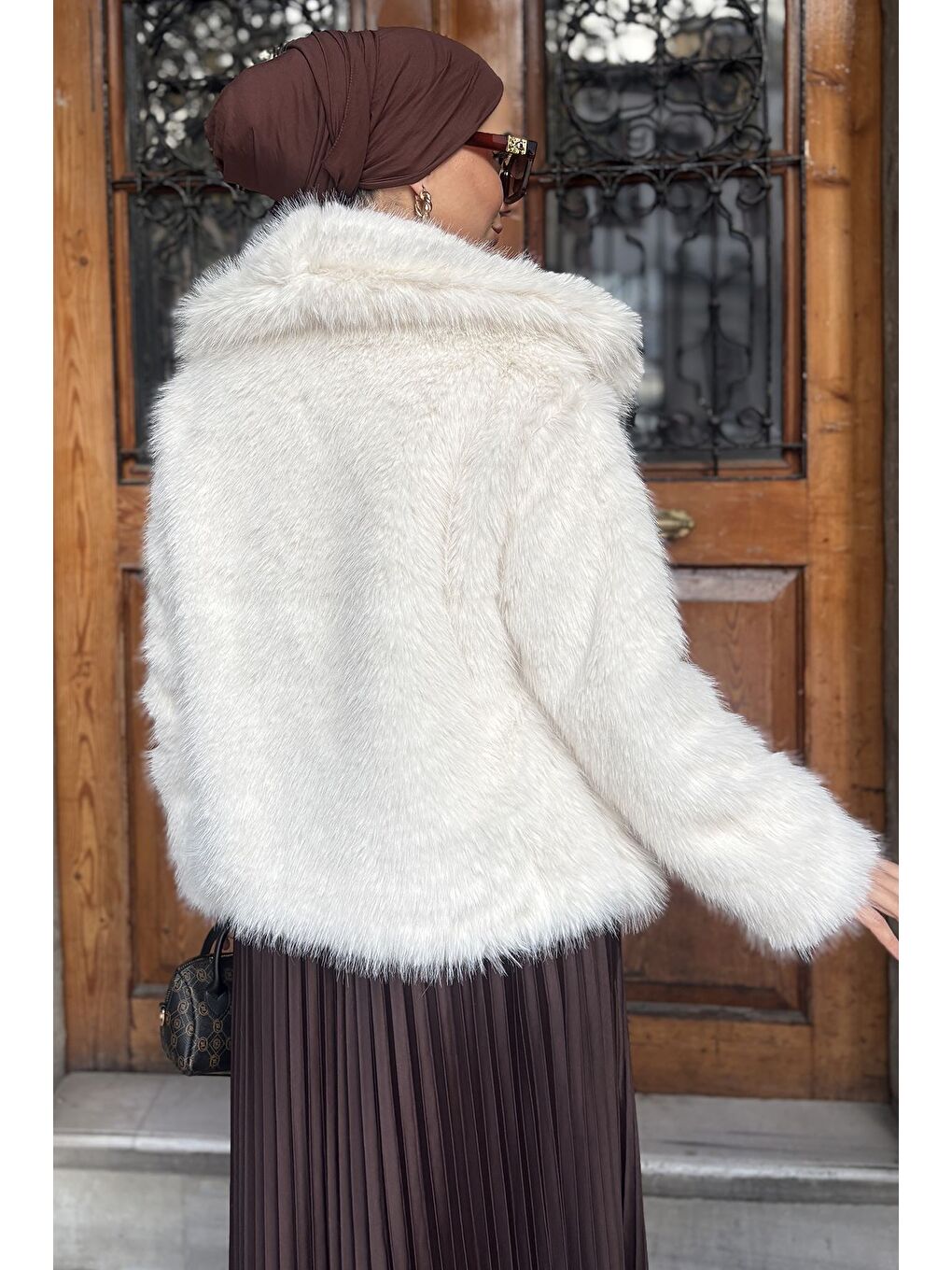 Ekru İç Astarlı Çift Cepli Kürklü Tesettür Mont-7