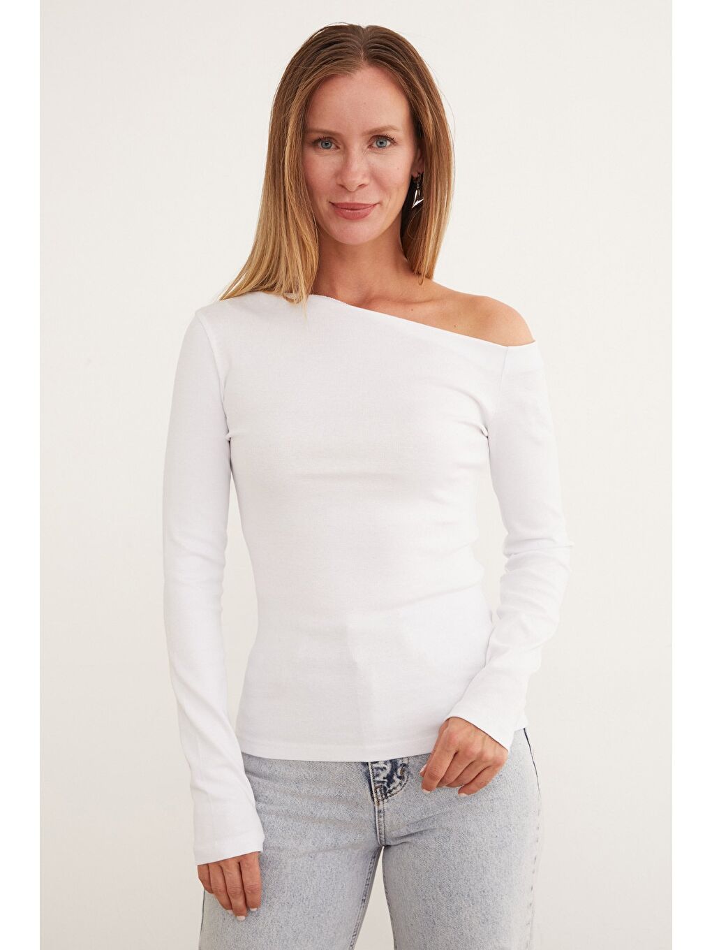 Beyaz Basic Kayık Yaka Modal Bluz-2