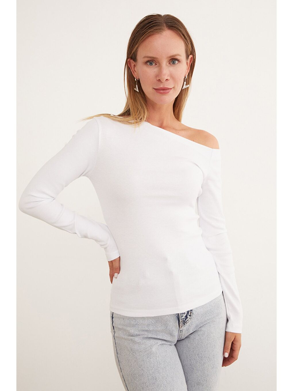 Beyaz Basic Kayık Yaka Modal Bluz-3