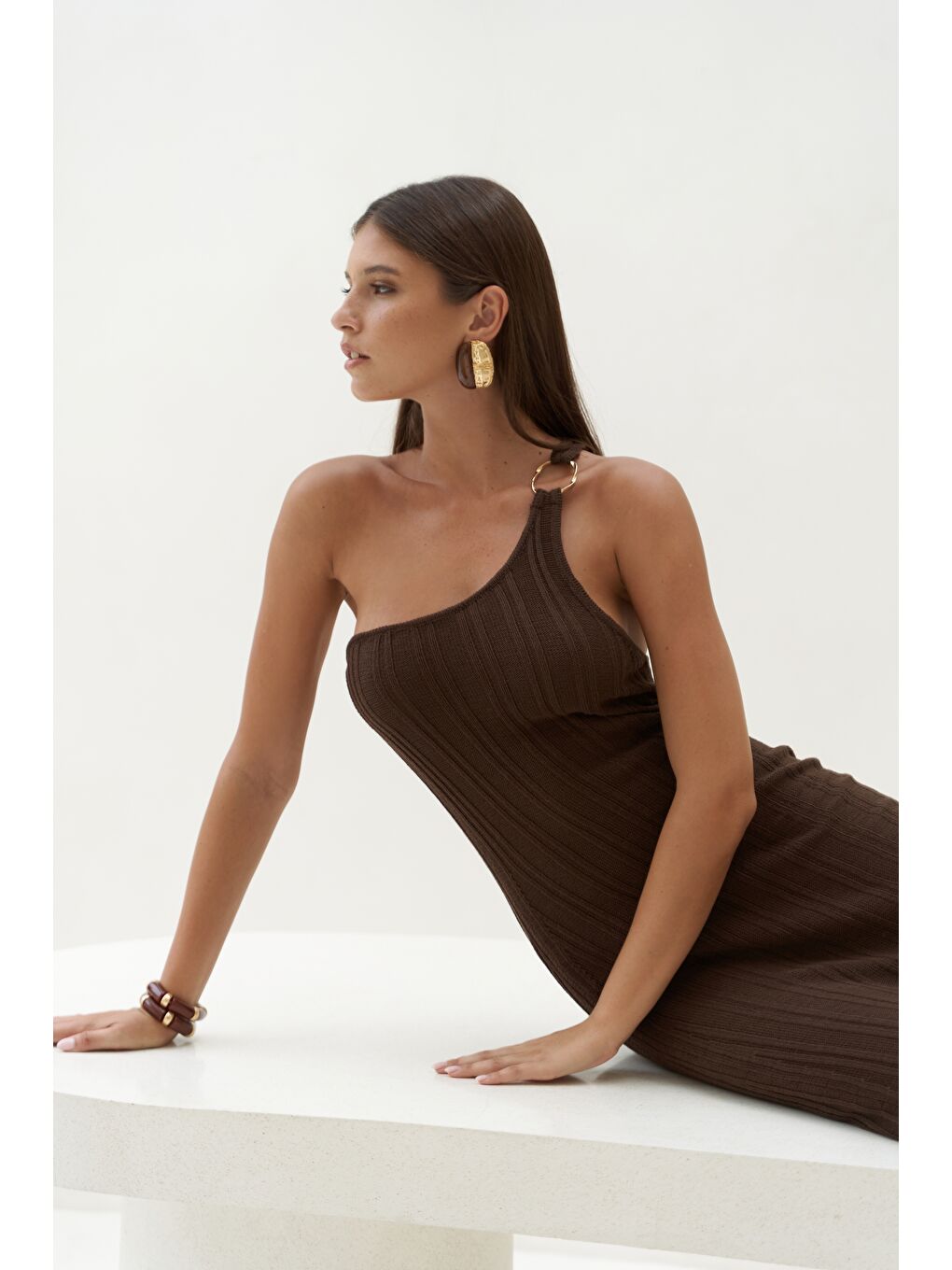 Kahverengi Endah Halka Detaylı Asimetrik Kahve Uzun Triko Elbise