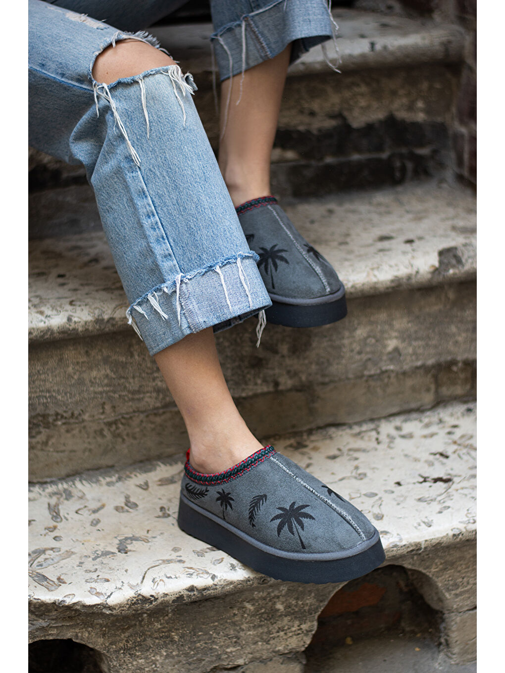 Gri Kalın Taban İçi Kürklü Palmiye Desenli Kadın Ev Terliği 007-2000-23Çiçek-1