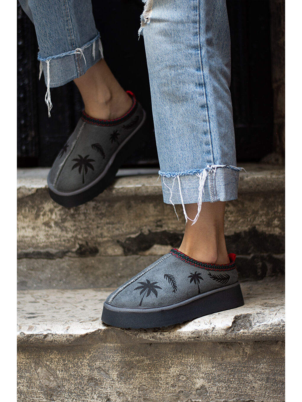 Gri Kalın Taban İçi Kürklü Palmiye Desenli Kadın Ev Terliği 007-2000-23Çiçek-2