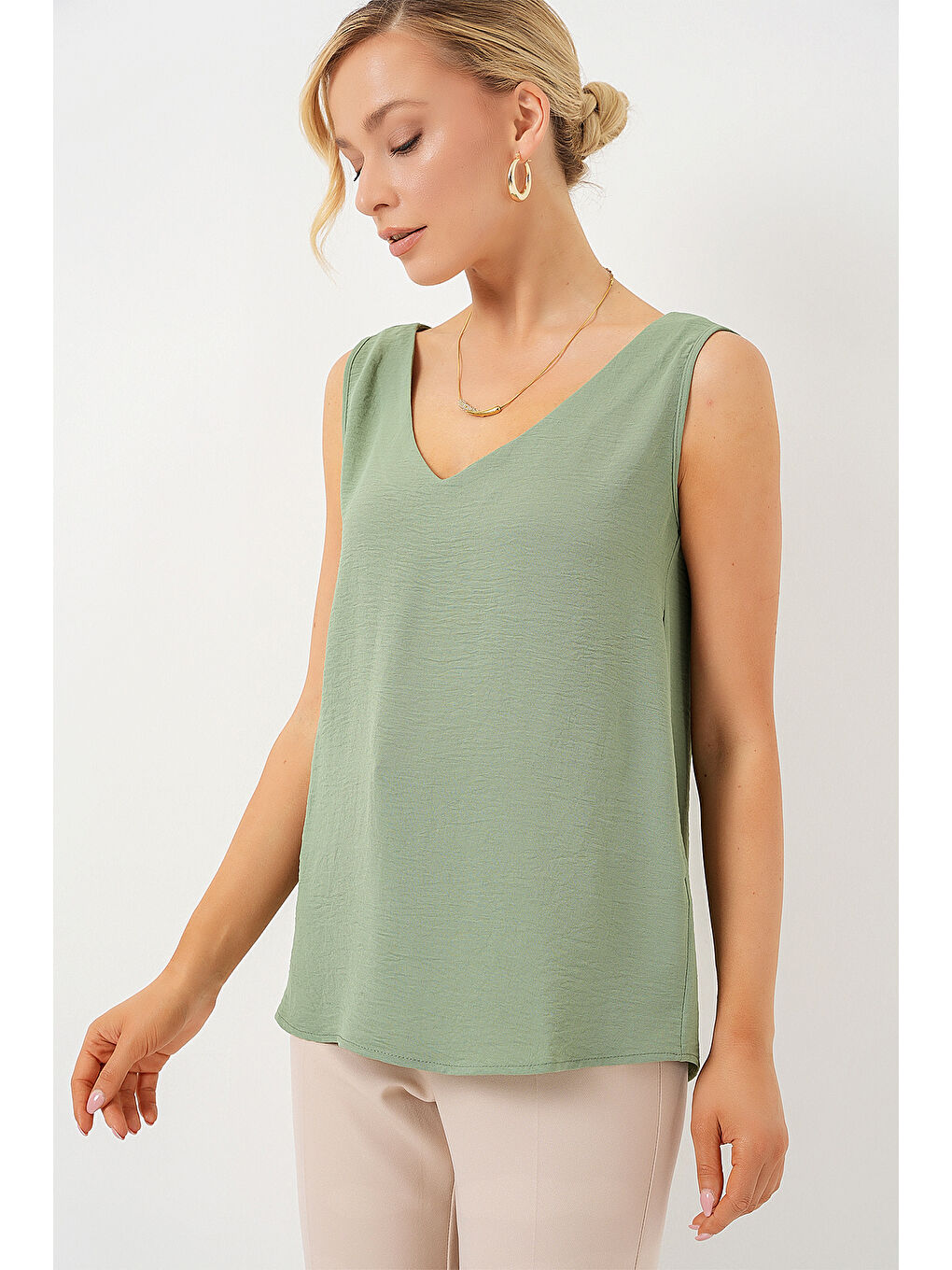 Yeşil V Yaka Sıfır Kol Bluz 950 - Çağla-1