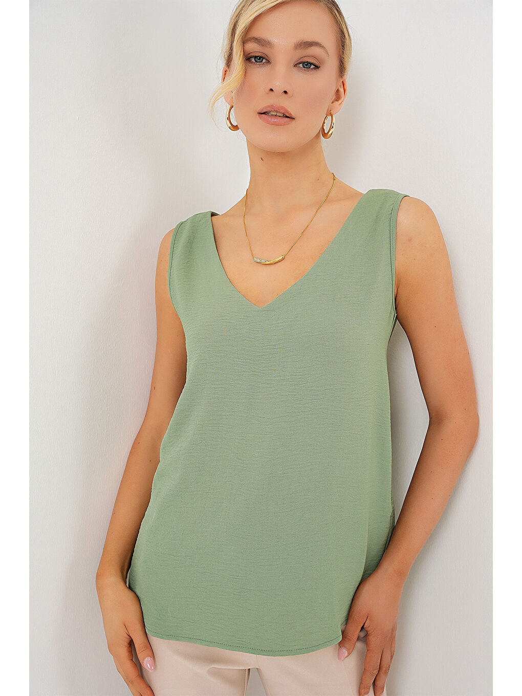 Yeşil V Yaka Sıfır Kol Bluz 950 - Çağla-3