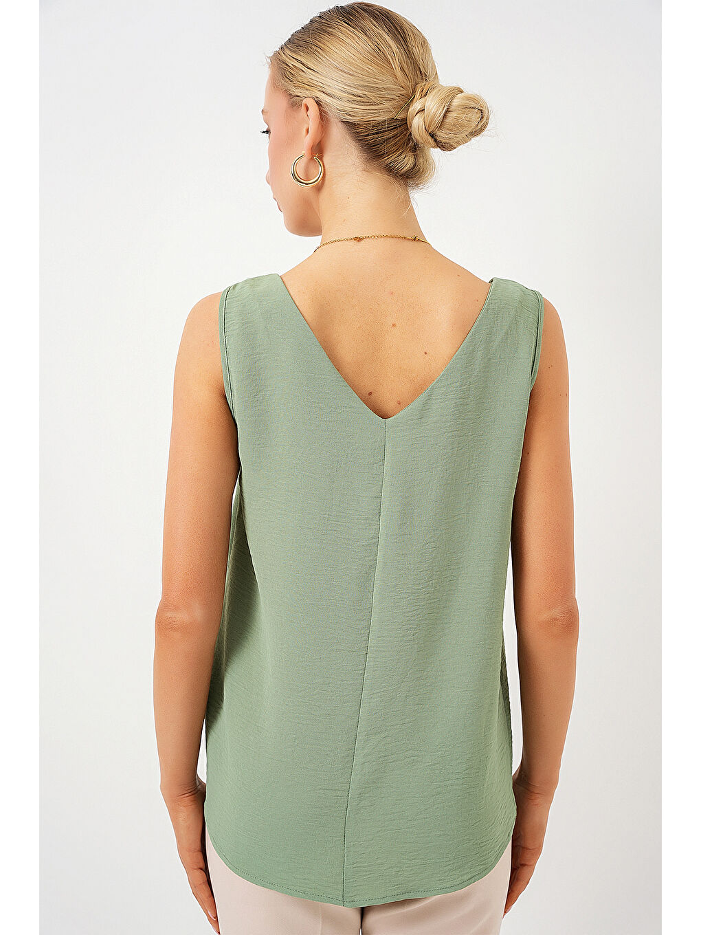 Yeşil V Yaka Sıfır Kol Bluz 950 - Çağla-5