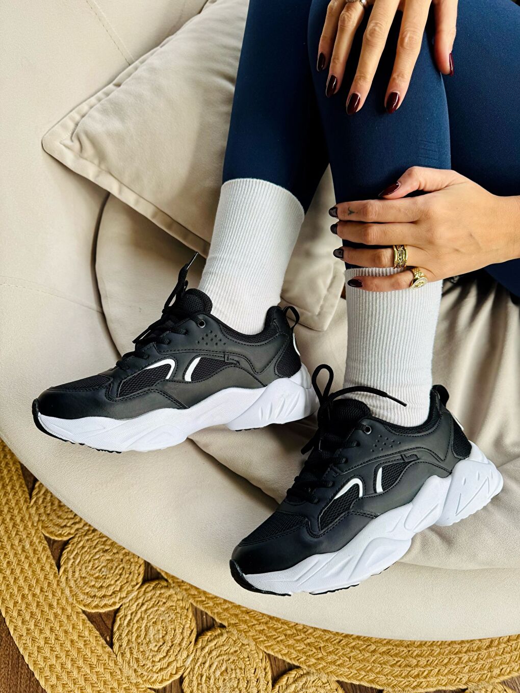 Kadın Siyah Beyaz Renk Ortopedik Rahat Kalıp Günlük Sneakers Ve Spor Ayakkabı Taban 4 Cm.