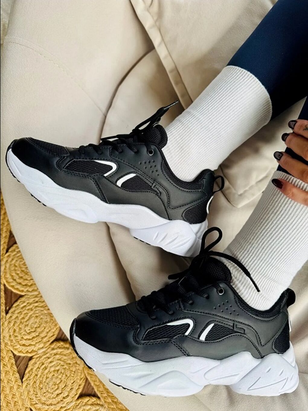 Kadın Siyah Beyaz Renk Ortopedik Rahat Kalıp Günlük Sneakers Ve Spor Ayakkabı Taban 4 Cm.-1