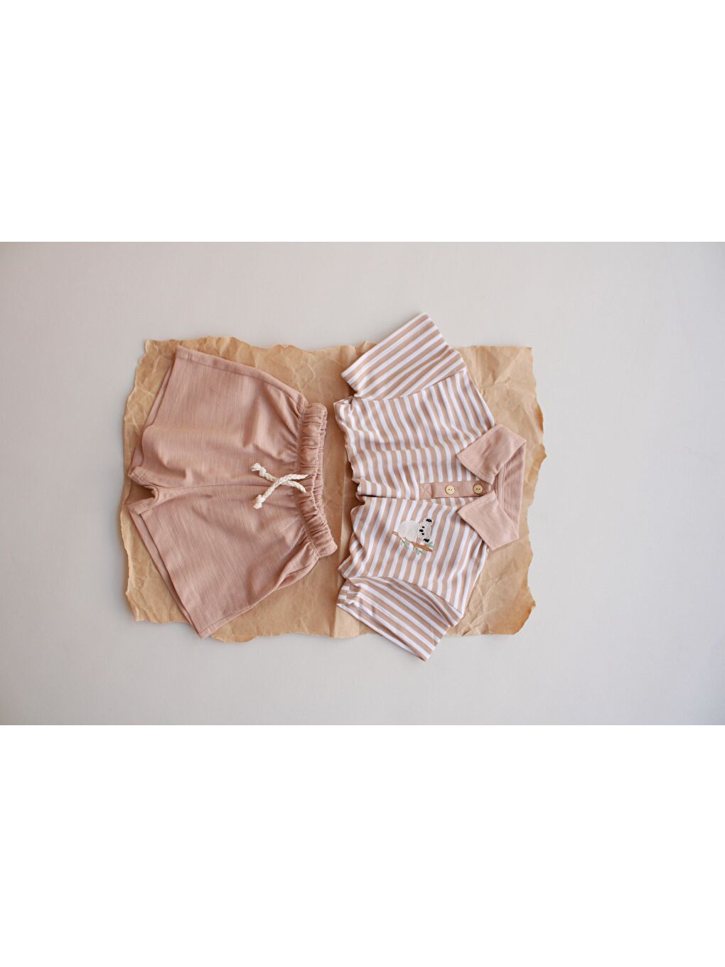 Koyu Bej Çizgili Koala Nakışlı Polo Yaka Şortlu Takım-1