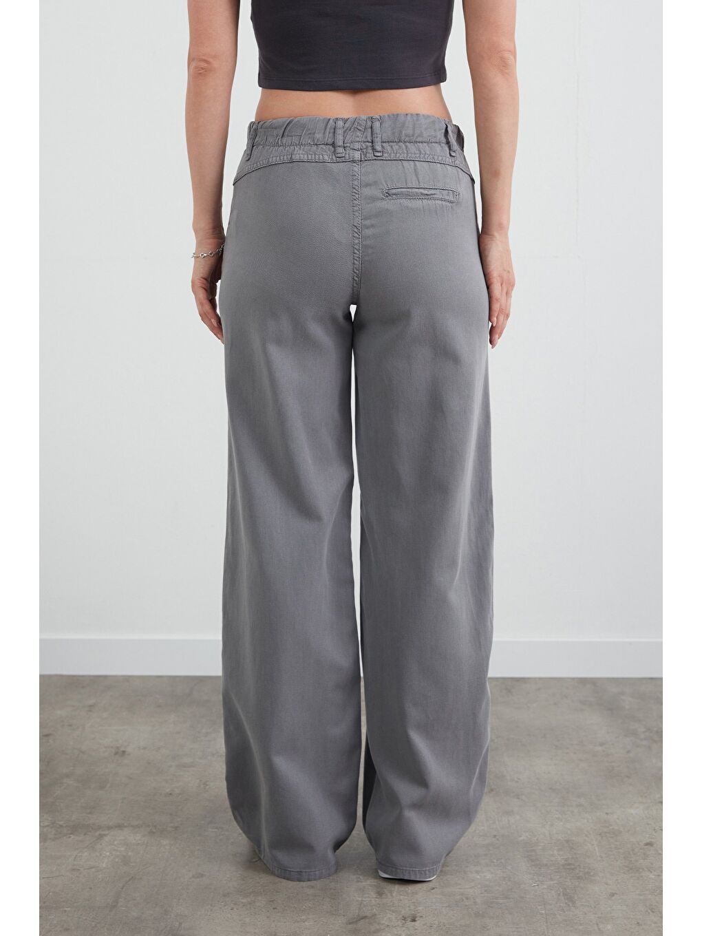 Gri Beli Lastikli Düğmeli Lyocell Kumaş Pantolon-3