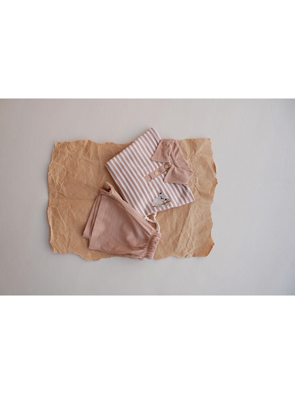 Koyu Bej Çizgili Koala Nakışlı Polo Yaka Şortlu Takım-6