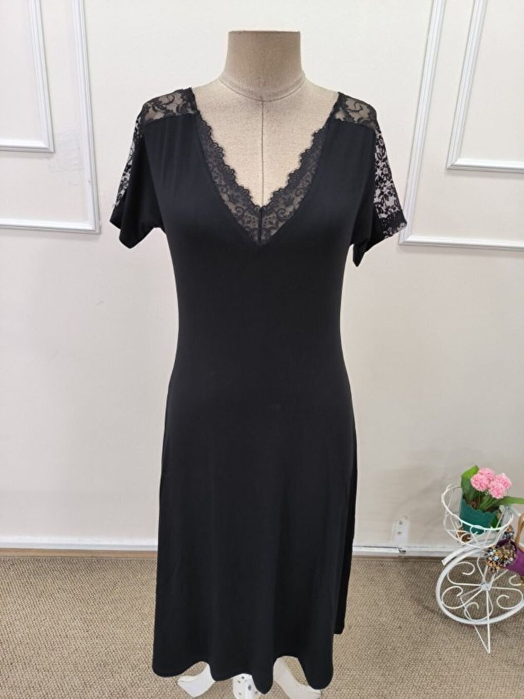 Siyah Kadın Kısa Kollu Dantel V Yakalı Midi Viskon Elbise-2
