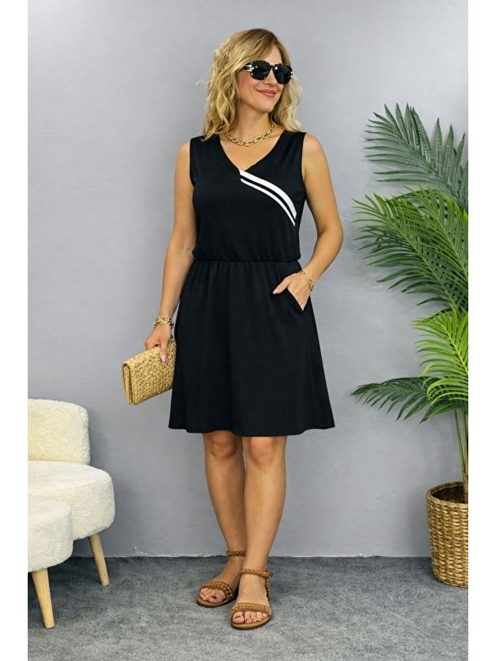 Siyah Kadın Askılı V Yakalı Beli Büzgülü Kısa Viskon Iki Iplik Elbise