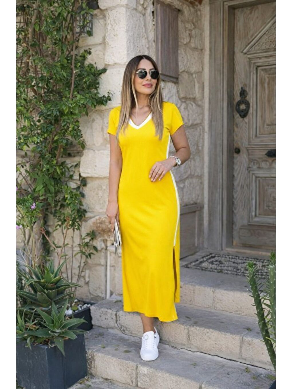 Sarı Kadın Kısa Kollu V Yakalı Yandan şerit Ve Yırtmaçlı Viskon Uzun Elbise