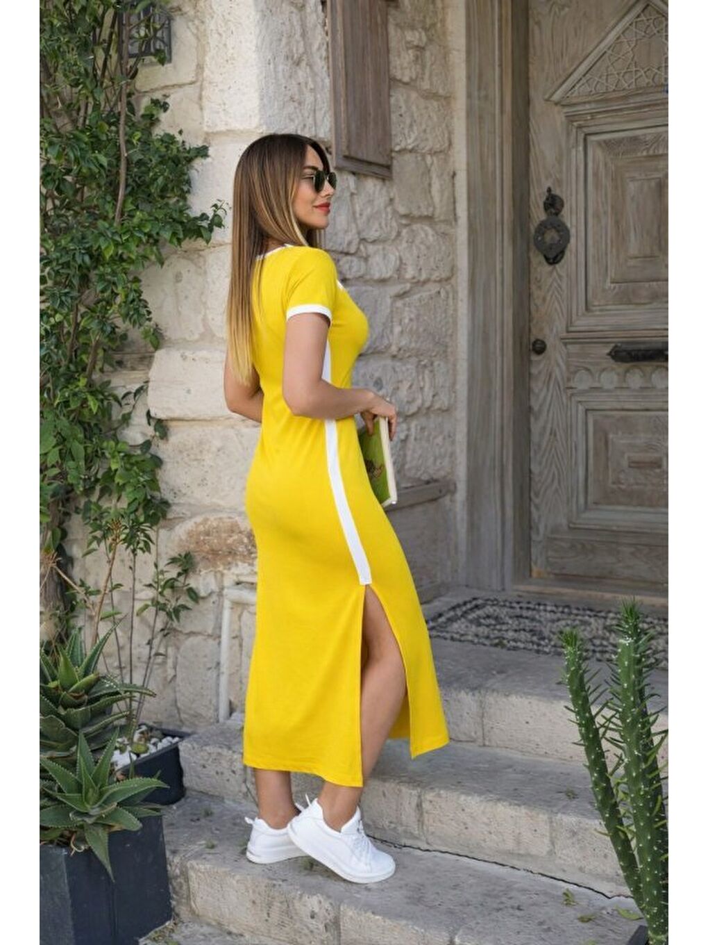 Sarı Kadın Kısa Kollu V Yakalı Yandan şerit Ve Yırtmaçlı Viskon Uzun Elbise-1