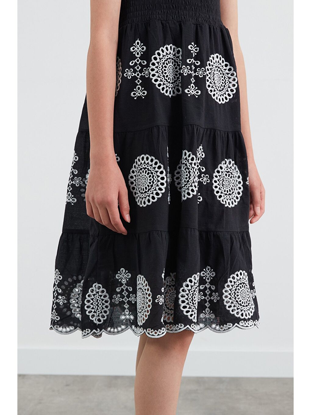 Siyah Nakışlı Gipeli Kız Çocuk Elbise-4