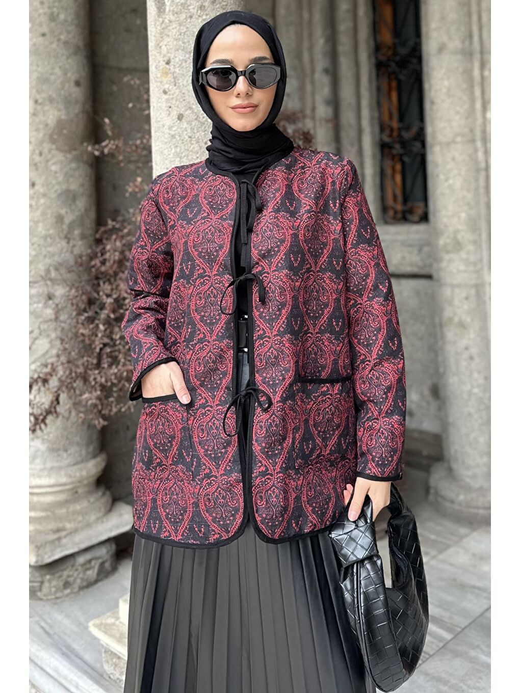 Siyah Ön Bağlamalı Kapitoneli Desenli Tesettür Ceket