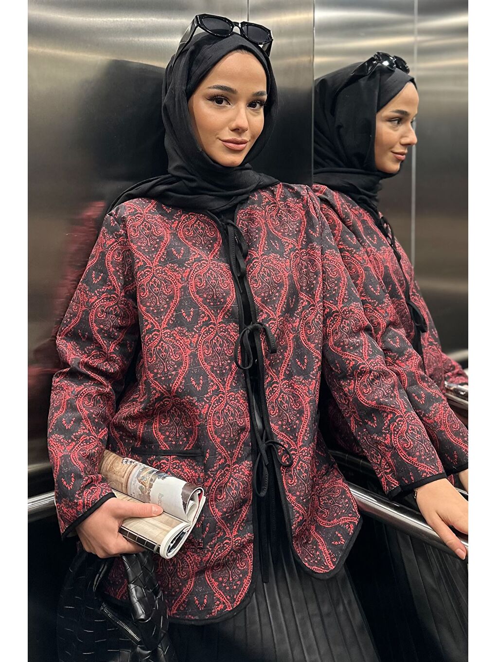 Siyah Ön Bağlamalı Kapitoneli Desenli Tesettür Ceket-3