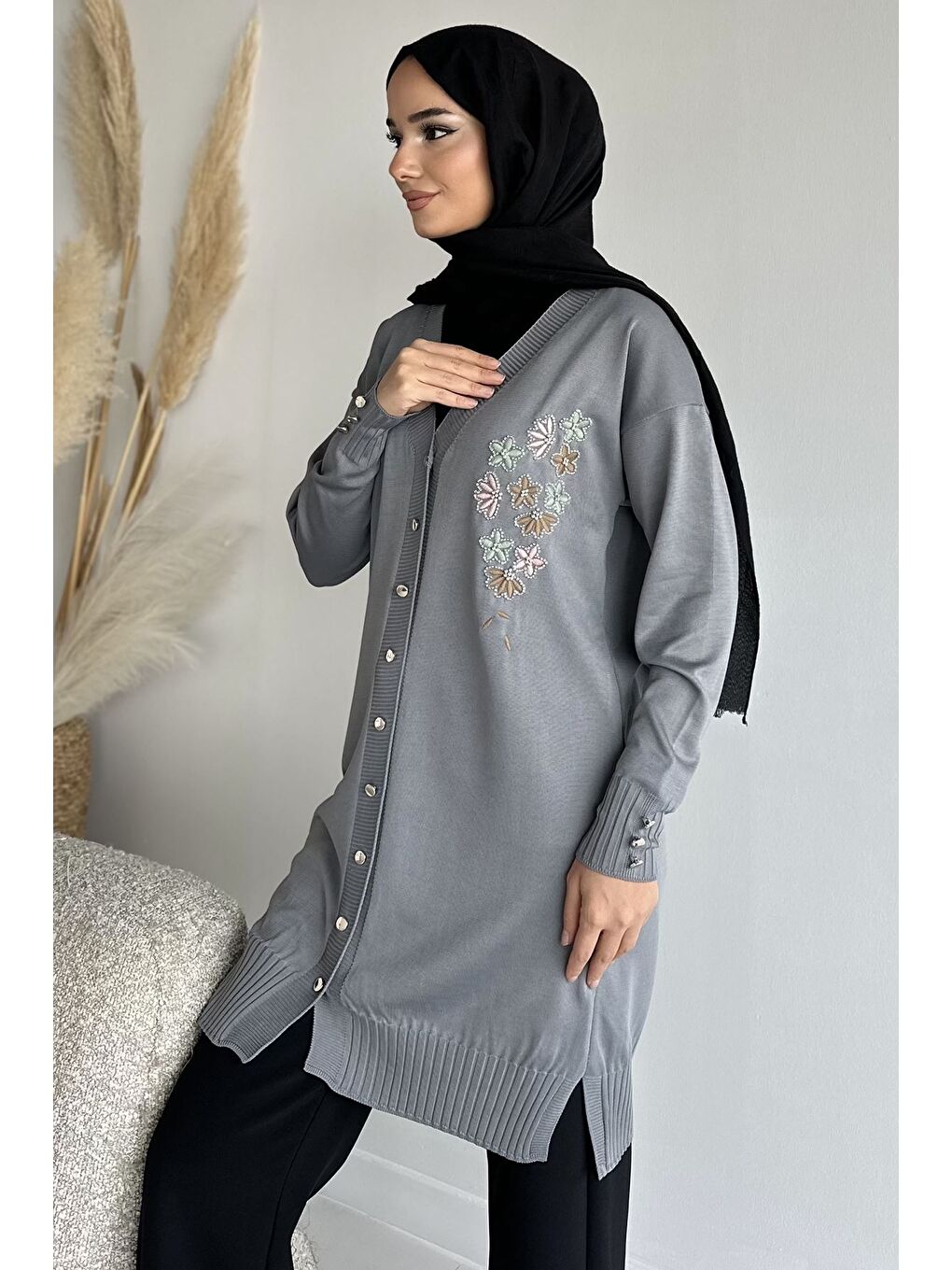 Gri Ön Düğmeli V Yaka Nakışlı Tesettür Triko Hırka-3