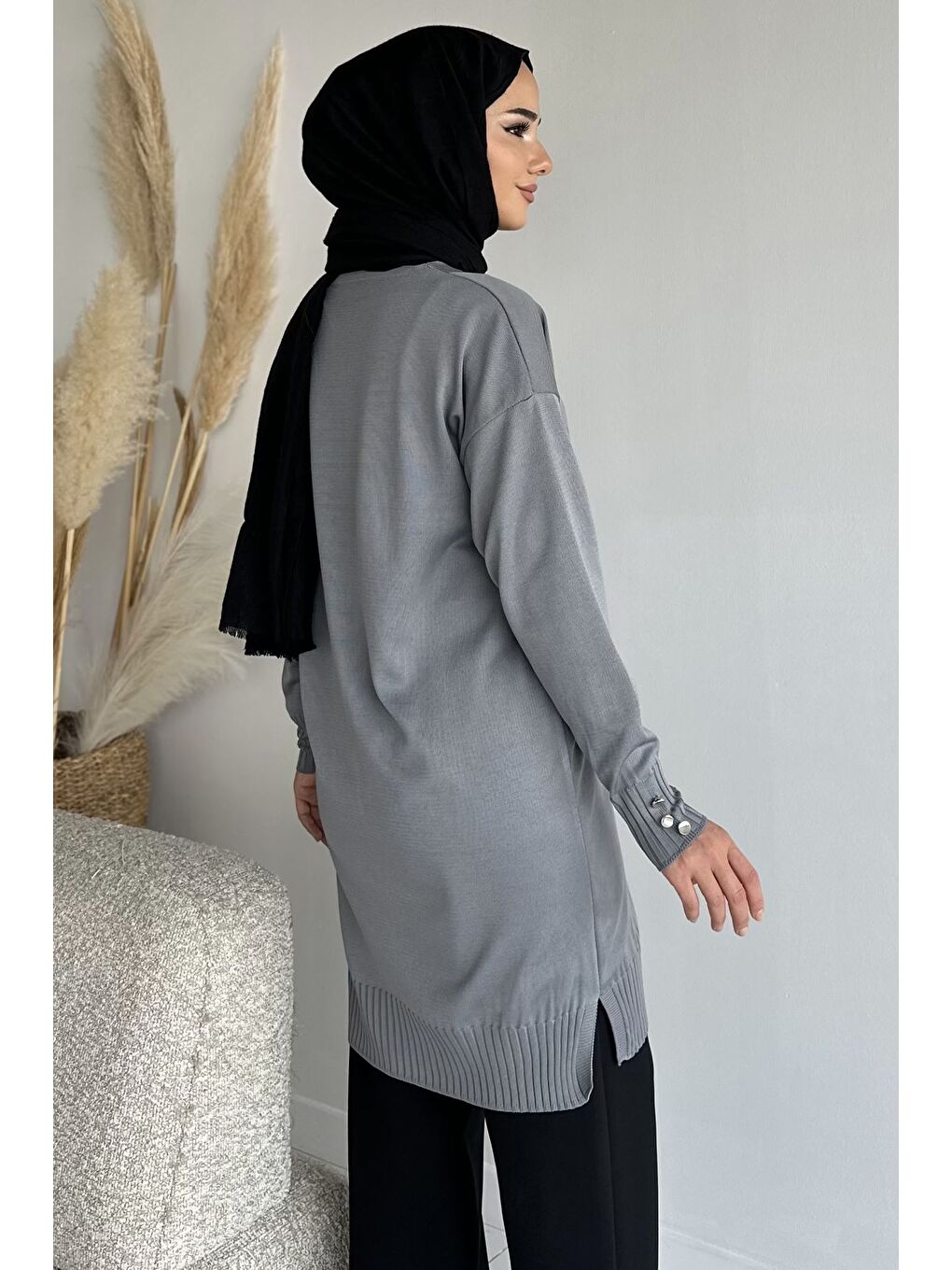 Gri Ön Düğmeli V Yaka Nakışlı Tesettür Triko Hırka-4