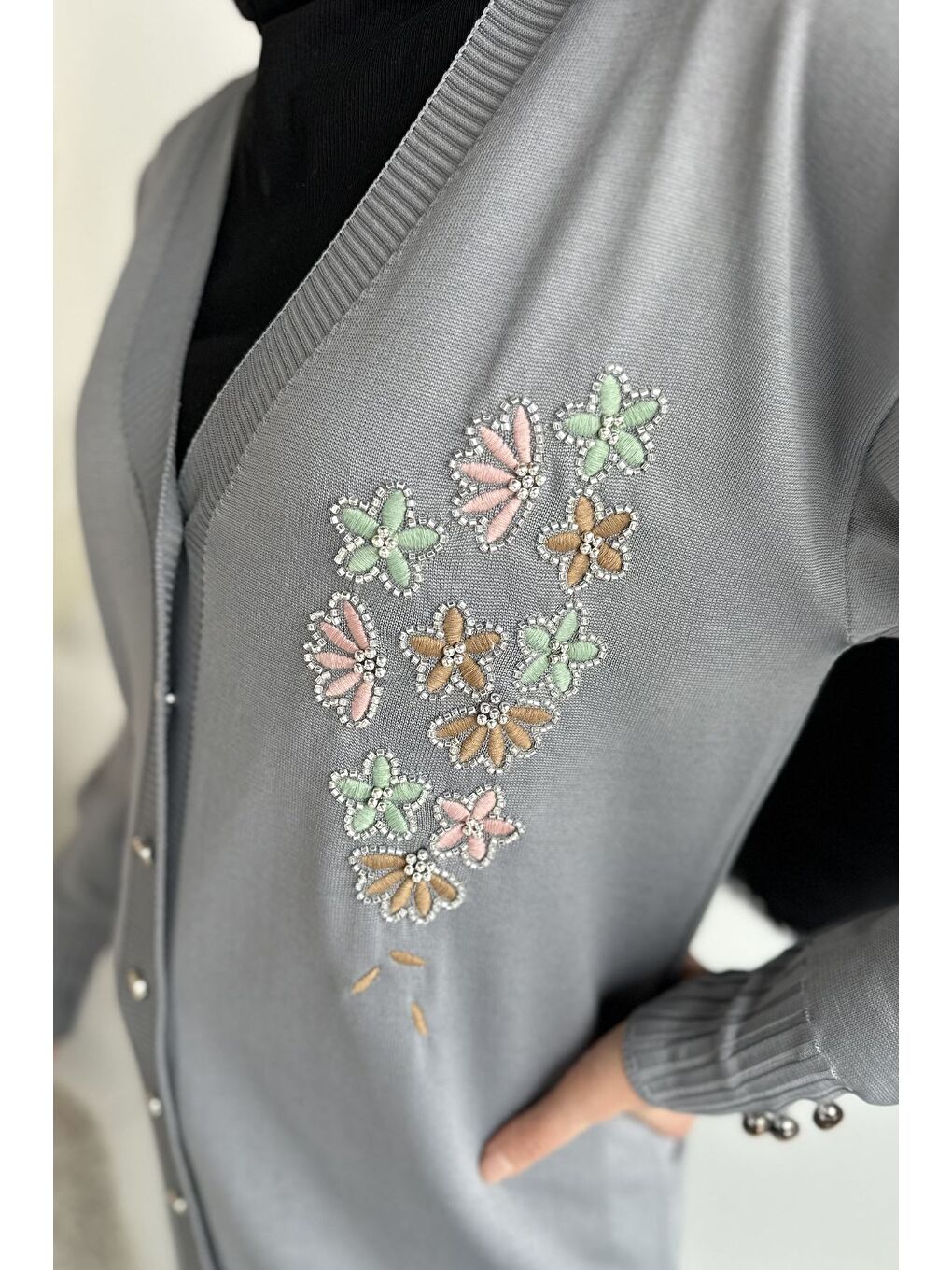 Gri Ön Düğmeli V Yaka Nakışlı Tesettür Triko Hırka-6