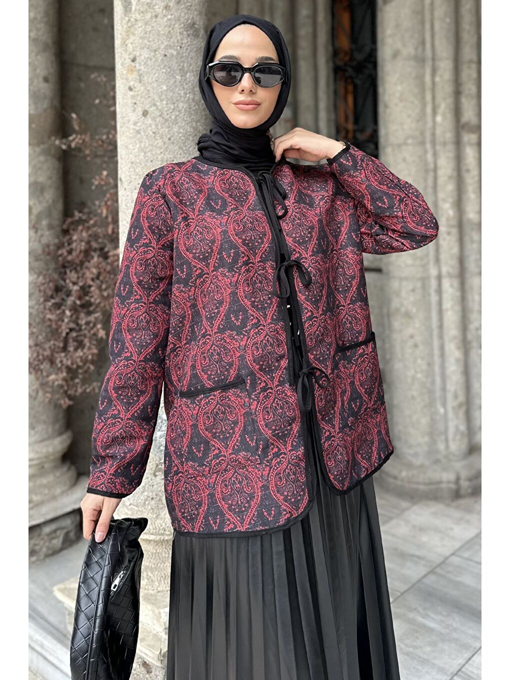 Siyah Ön Bağlamalı Kapitoneli Desenli Tesettür Ceket-5