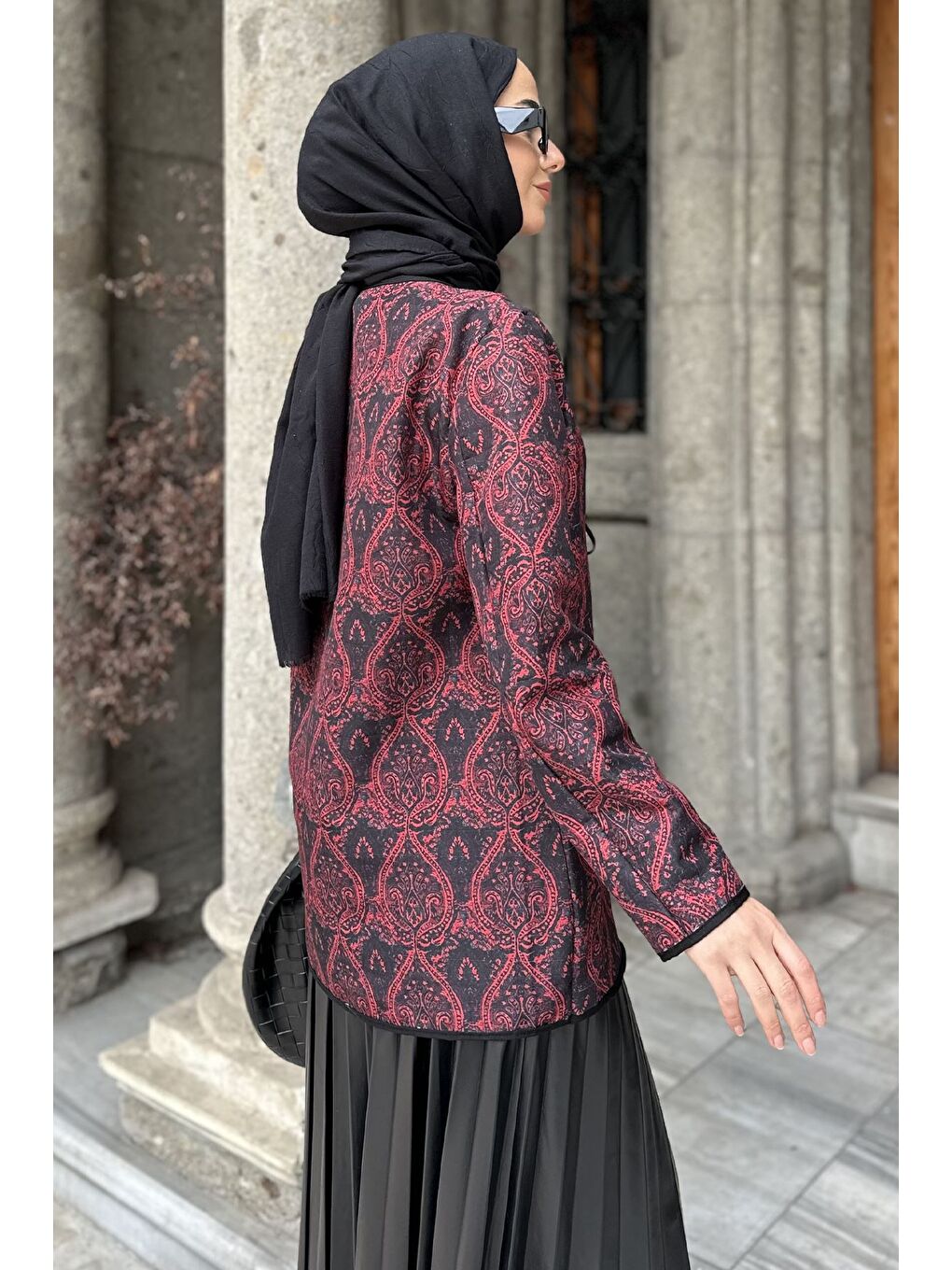 Siyah Ön Bağlamalı Kapitoneli Desenli Tesettür Ceket-7