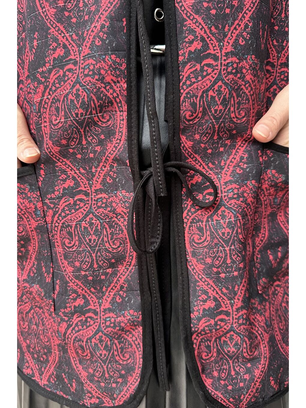 Siyah Ön Bağlamalı Kapitoneli Desenli Tesettür Ceket-11