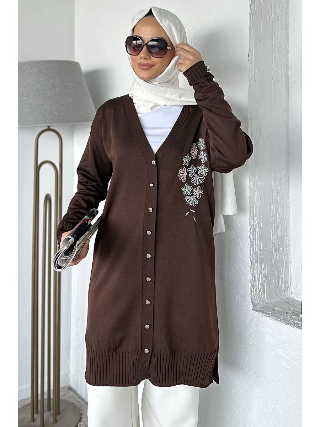 Kahverengi Ön Düğmeli V Yaka Nakışlı Tesettür Triko Hırka