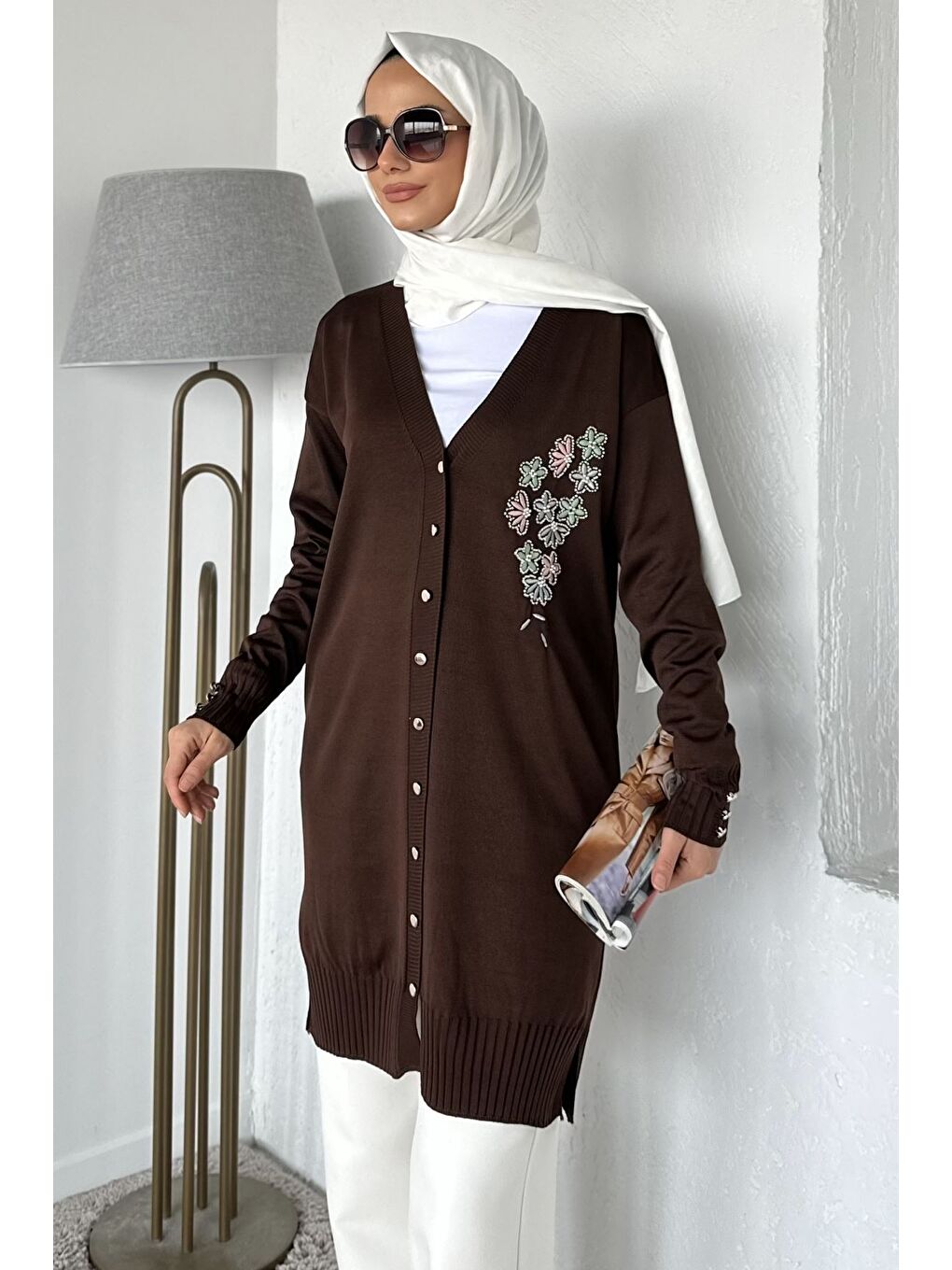 Kahverengi Ön Düğmeli V Yaka Nakışlı Tesettür Triko Hırka-2