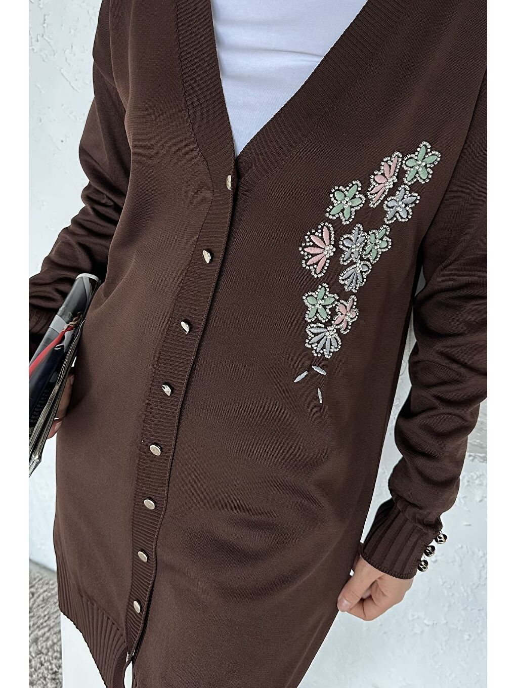 Kahverengi Ön Düğmeli V Yaka Nakışlı Tesettür Triko Hırka-7