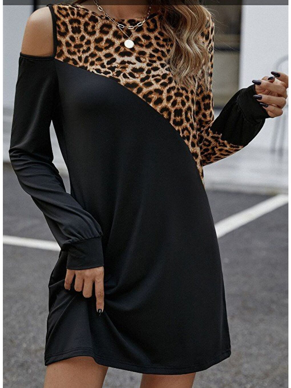 Siyah Kadın Uzun Kollu Omuzdan Açık Leopar Desenli Viskon Iki Iplik Mini Elbise