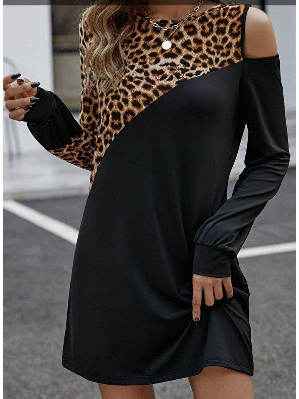Siyah Kadın Uzun Kollu Omuzdan Açık Leopar Desenli Viskon Iki Iplik Mini Elbise-1