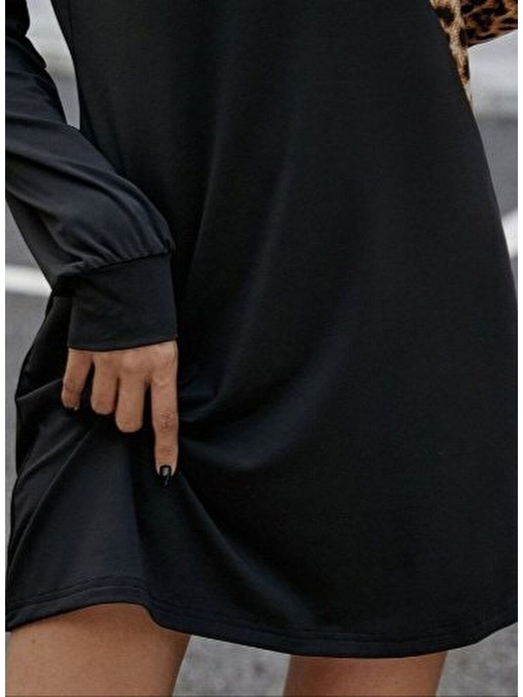 Siyah Kadın Uzun Kollu Omuzdan Açık Leopar Desenli Viskon Iki Iplik Mini Elbise-3