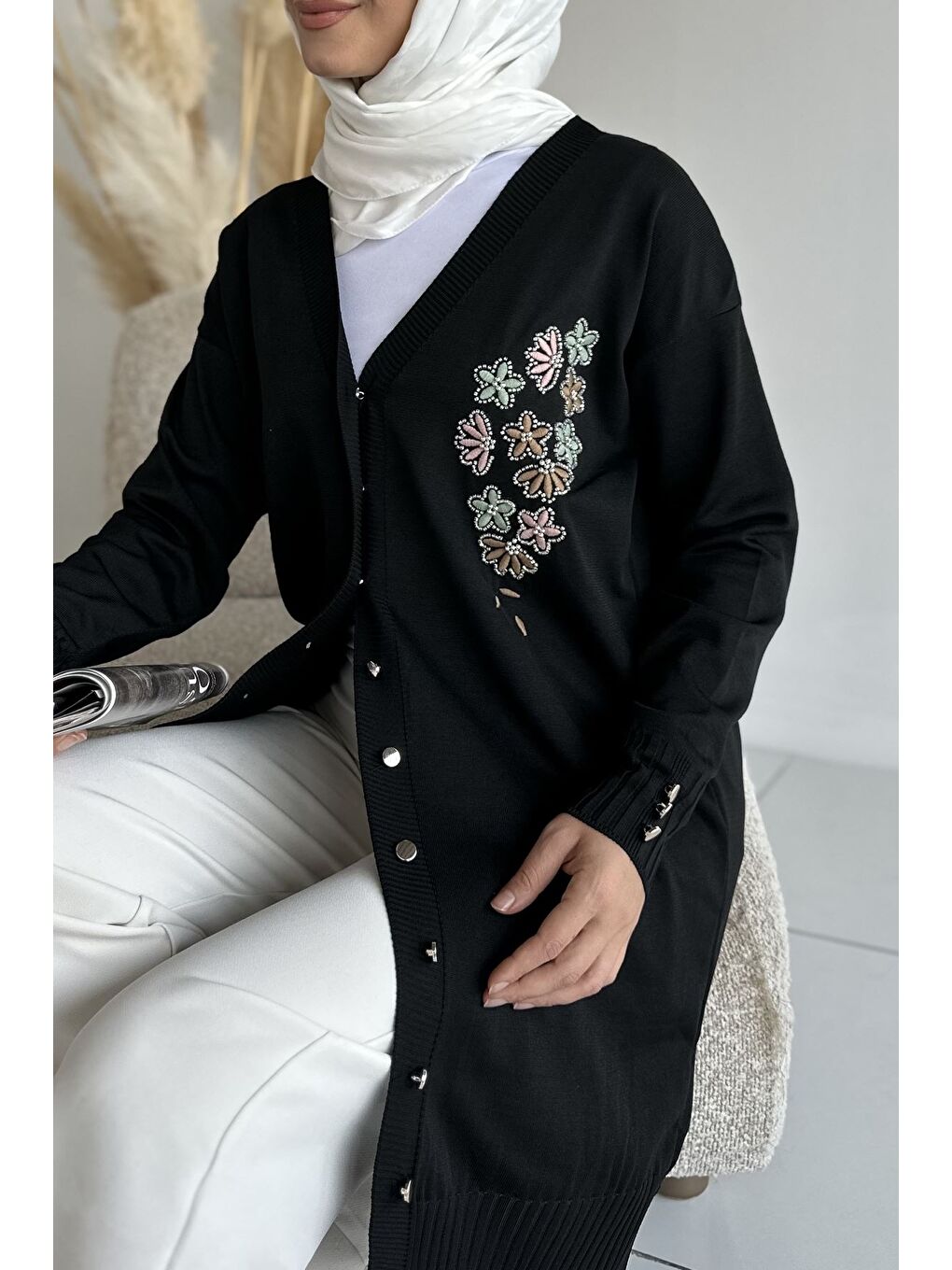Siyah Ön Düğmeli V Yaka Nakışlı Tesettür Triko Hırka