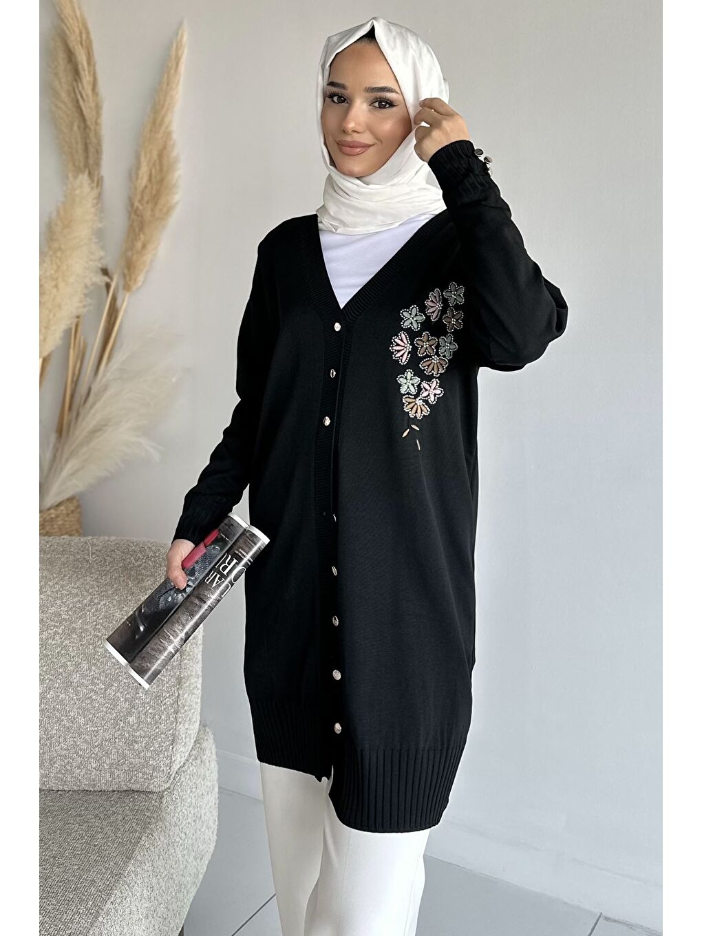 Siyah Ön Düğmeli V Yaka Nakışlı Tesettür Triko Hırka-3