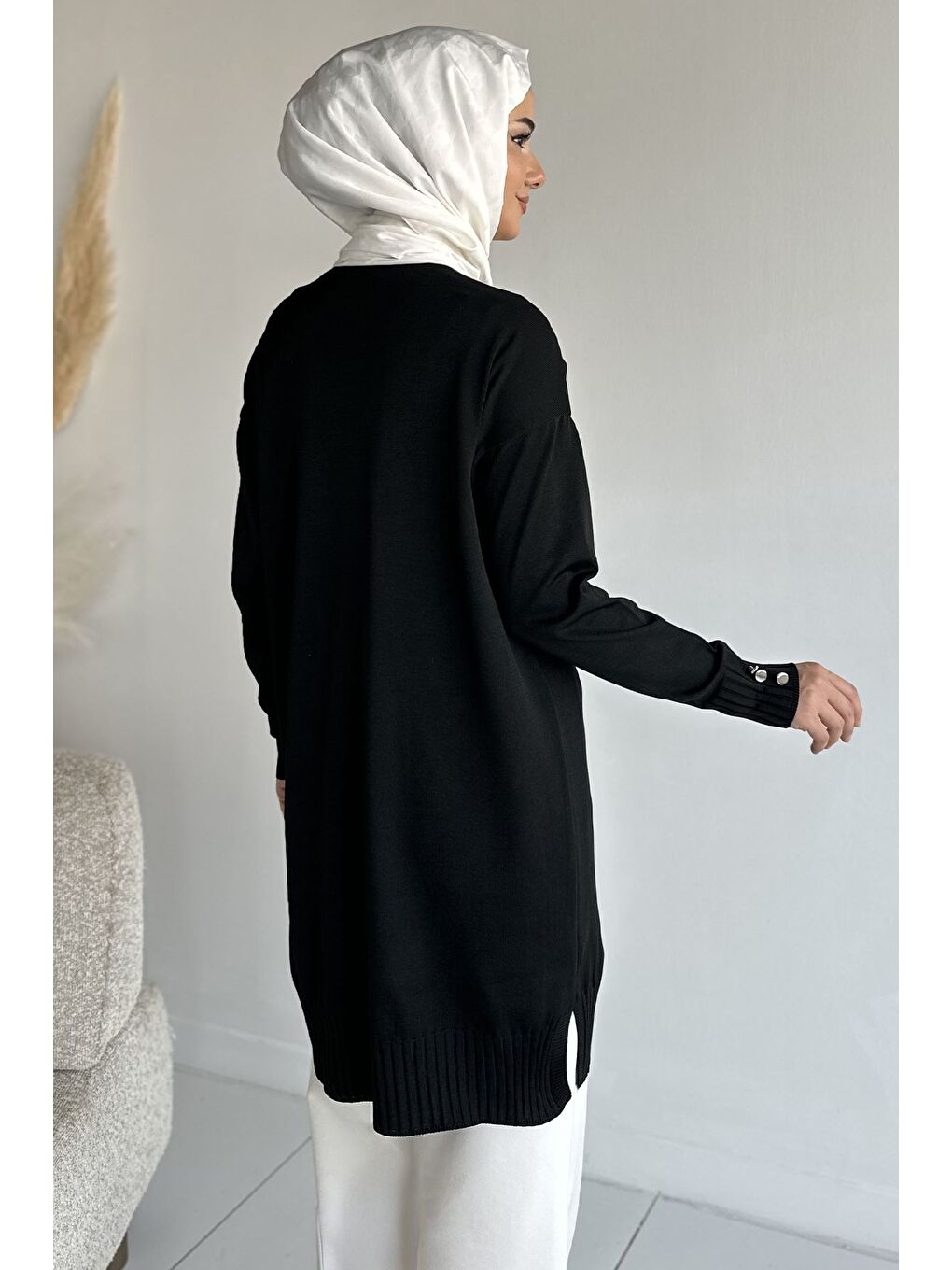 Siyah Ön Düğmeli V Yaka Nakışlı Tesettür Triko Hırka-4