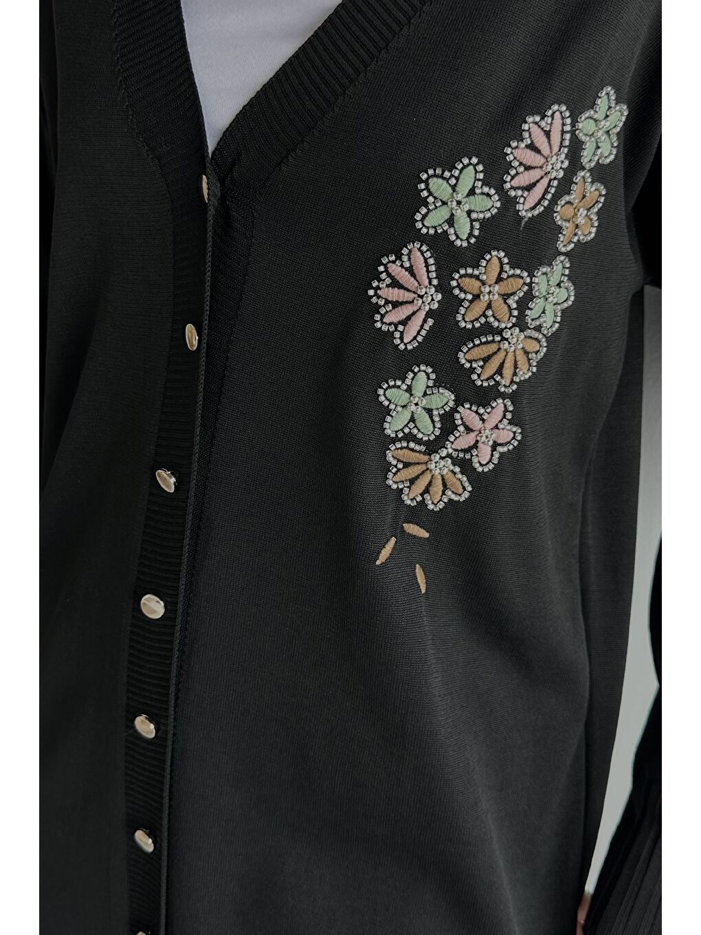 Siyah Ön Düğmeli V Yaka Nakışlı Tesettür Triko Hırka-7