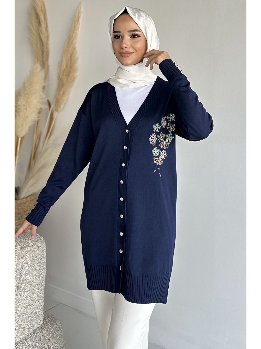 Lacivert Ön Düğmeli V Yaka Nakışlı Tesettür Triko Hırka-1