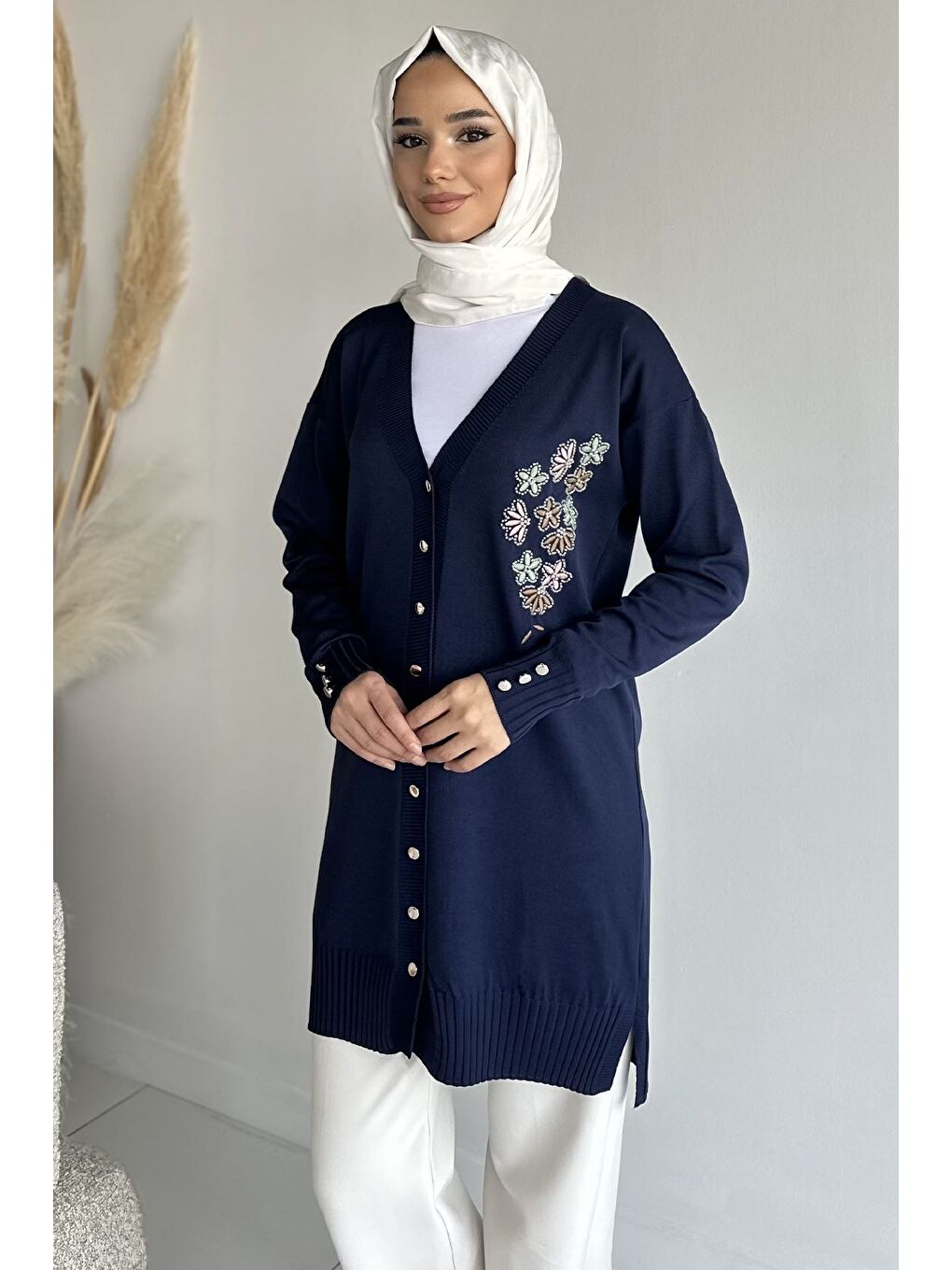 Lacivert Ön Düğmeli V Yaka Nakışlı Tesettür Triko Hırka-2