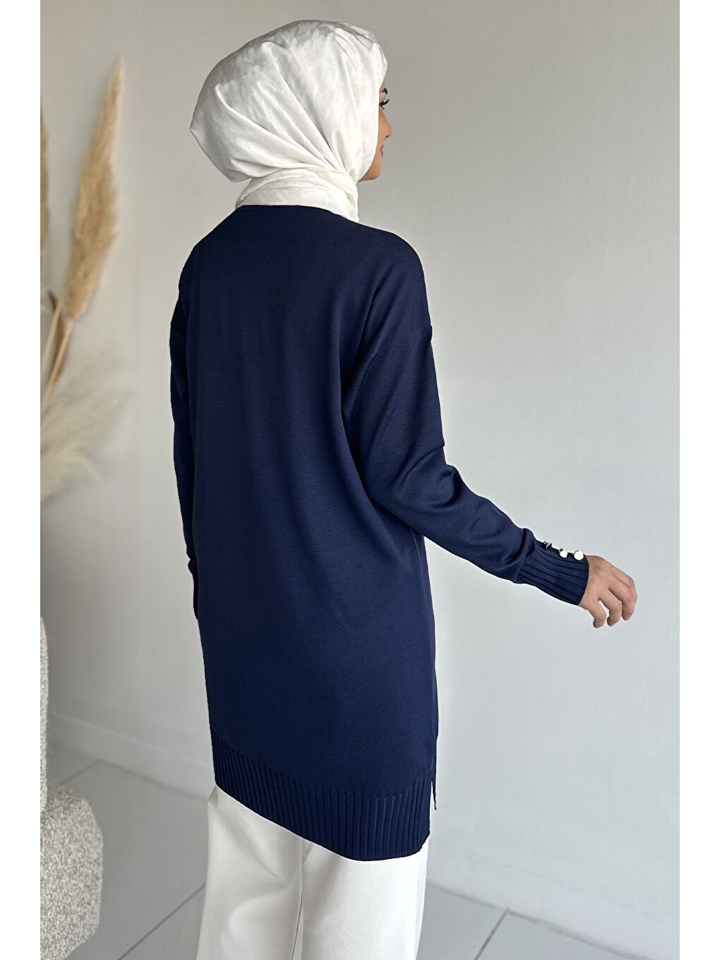 Lacivert Ön Düğmeli V Yaka Nakışlı Tesettür Triko Hırka-4