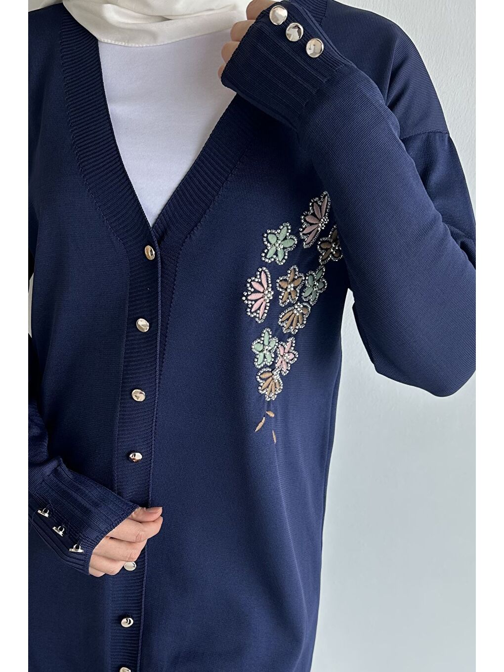 Lacivert Ön Düğmeli V Yaka Nakışlı Tesettür Triko Hırka-7