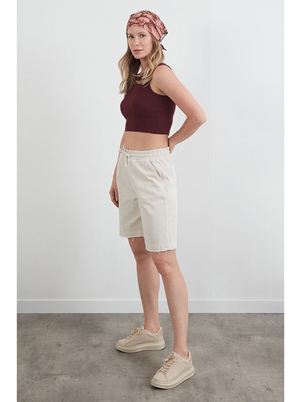 Bej Beli Bağlamalı Püsküllü Gabardin Şort-1