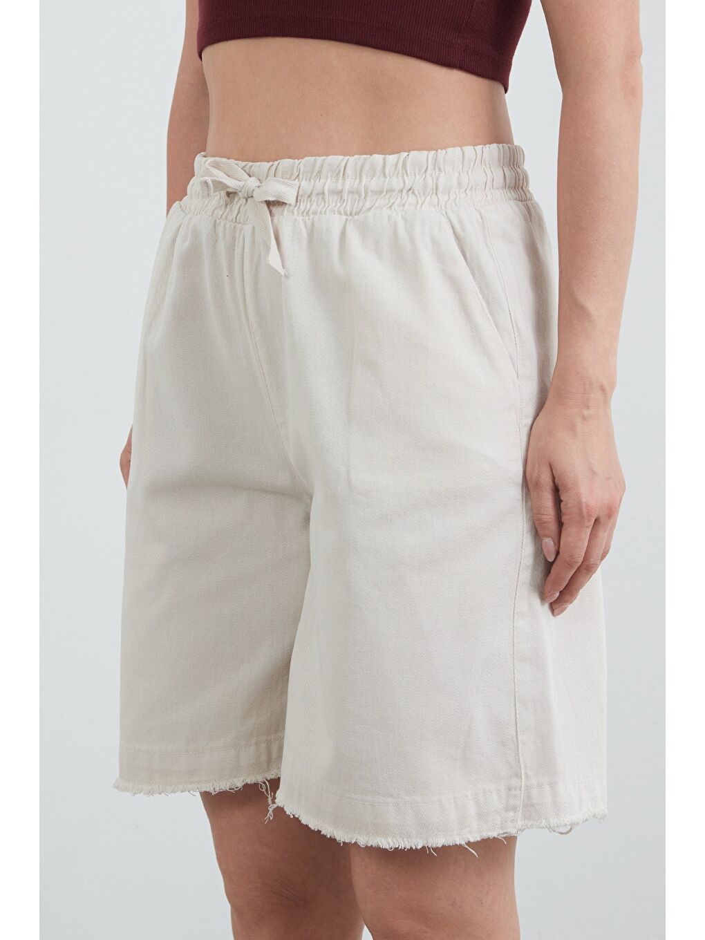 Bej Beli Bağlamalı Püsküllü Gabardin Şort-4